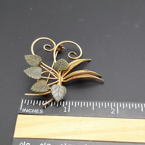 Vintage Carved Jade Gemstone Leaves Gold Tone Filigree Brooch - Picture 11 of 12